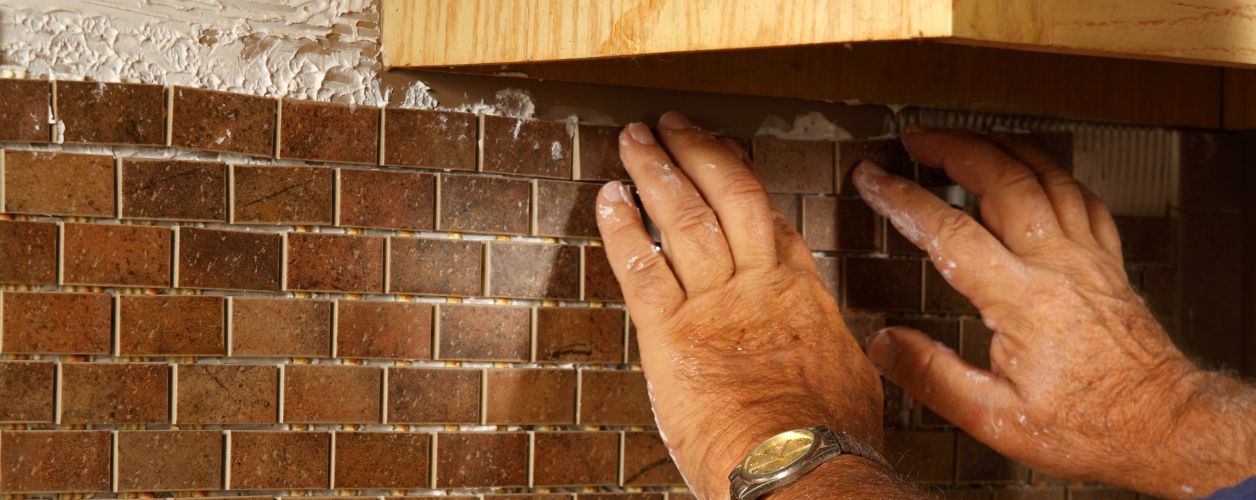 2025/08/backsplash-installation-11756364067.jpg
