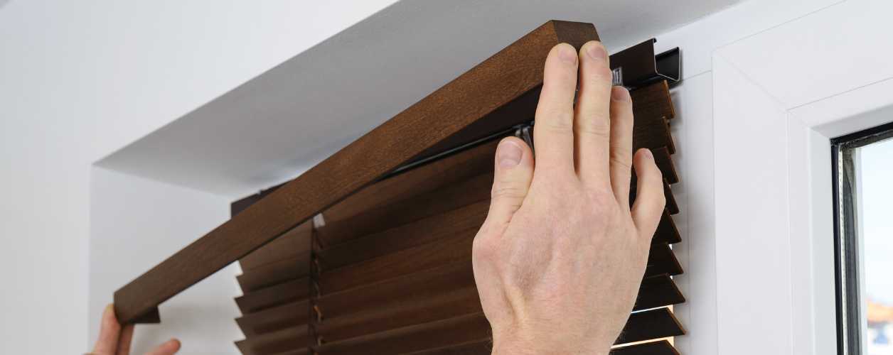 2025/08/blind-installation-11756369100.jpg