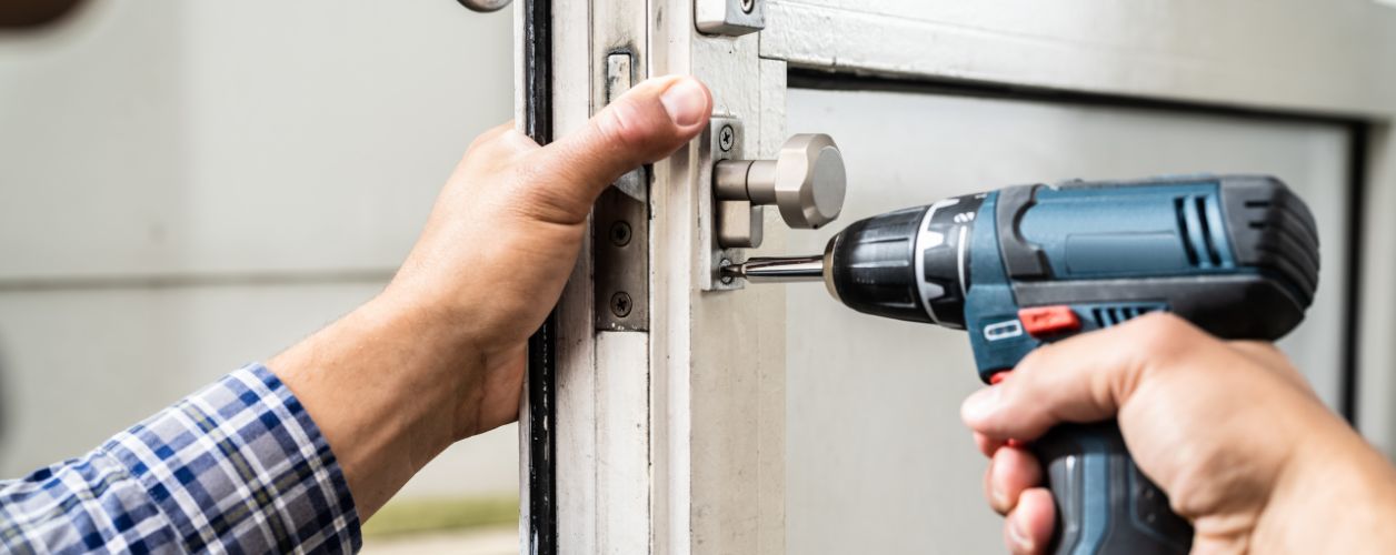 2025/08/door-repair-11756378919.jpg