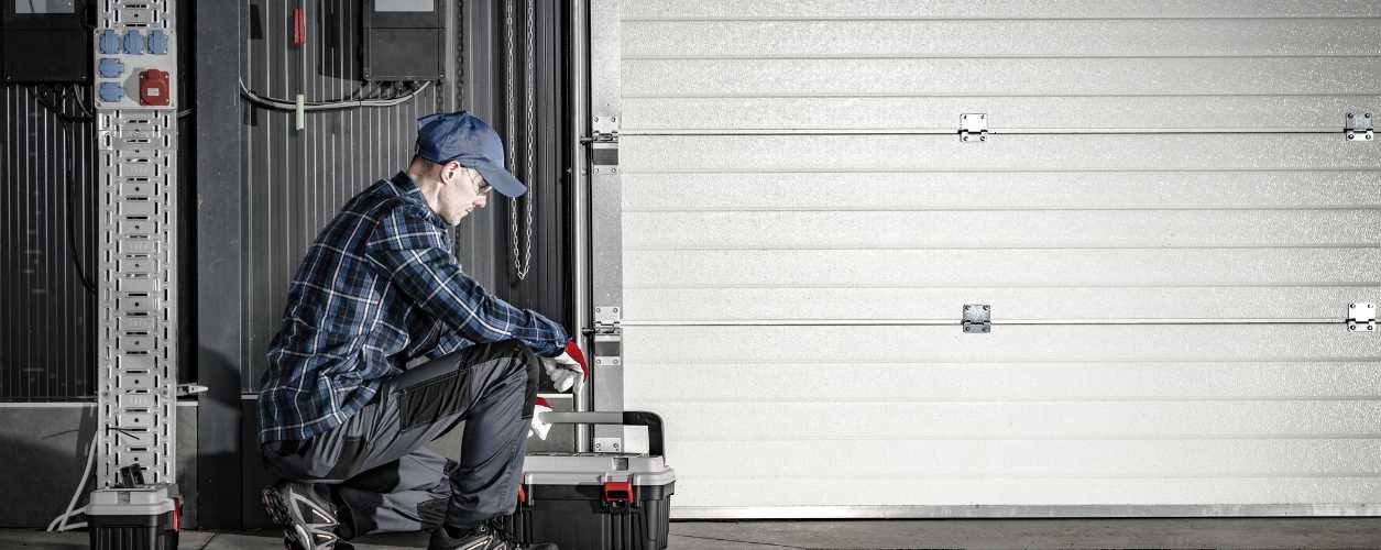 2025/08/garage-door-installers-11756378262.jpg