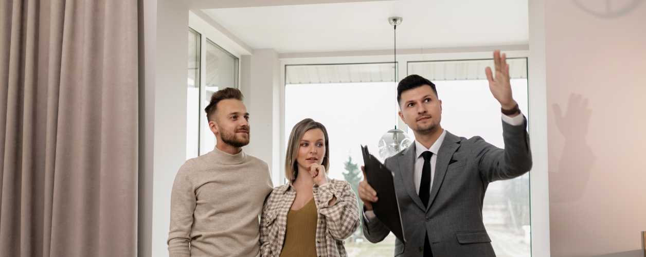 2025/08/real-estate-agents-11756381935.jpg